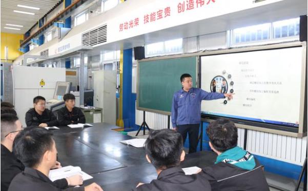 王展超為技師班學(xué)生授課，講解加工技術(shù)難點(diǎn)。受訪者供圖.jpg