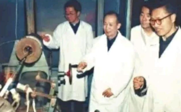 跨時(shí)代的飛躍：中國(guó)第1根光纖，是在一臺(tái)破舊機(jī)床上完成的